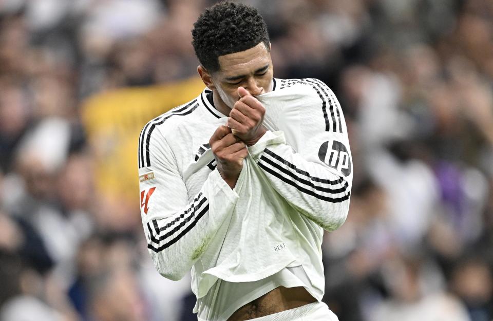 满血回归，此前经历眼部手术的奥利塞在进球后捂住一只眼庆祝（眼部手术后强势归来，奥利塞破门后捂单眼庆祝）