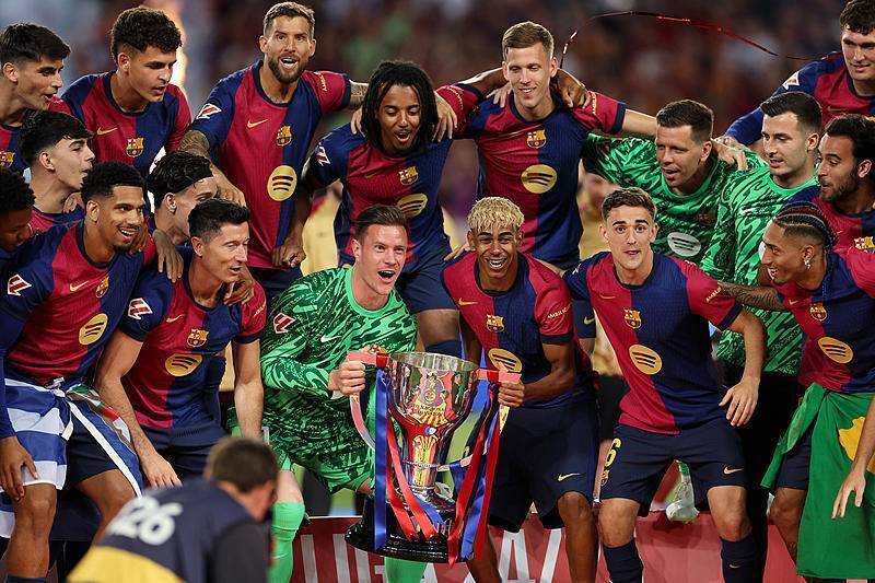 半场：莱比锡2-0法兰克福，哈德、鲍姆加特纳相互传射（半场战报：莱比锡2-0领先法兰克福，哈德与鲍姆加特纳互送传射）