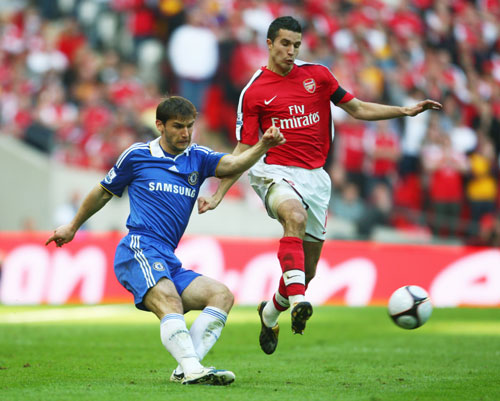 太阳报：奥利塞帮助埃泽适应枪手新生活，二人经常会在线下棋（太阳报：奥利塞助埃泽融入阿森纳新环境，两人常在网上下棋）