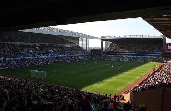都悲伤！阿森纳被扳平球迷遗憾捂脸，狼队遭绝杀球迷神情落寞（双双失落！阿森纳被扳平球迷捂脸叹息，狼队遭绝杀神情黯然）