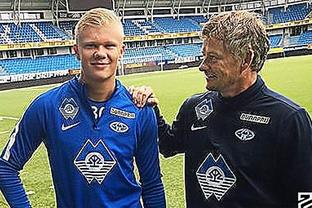 阿莫林：执教曼联一年后我有所改变，我需要根据比赛进行调整（阿莫林：执教曼联满一年有所变化，需视比赛情况作出调整）