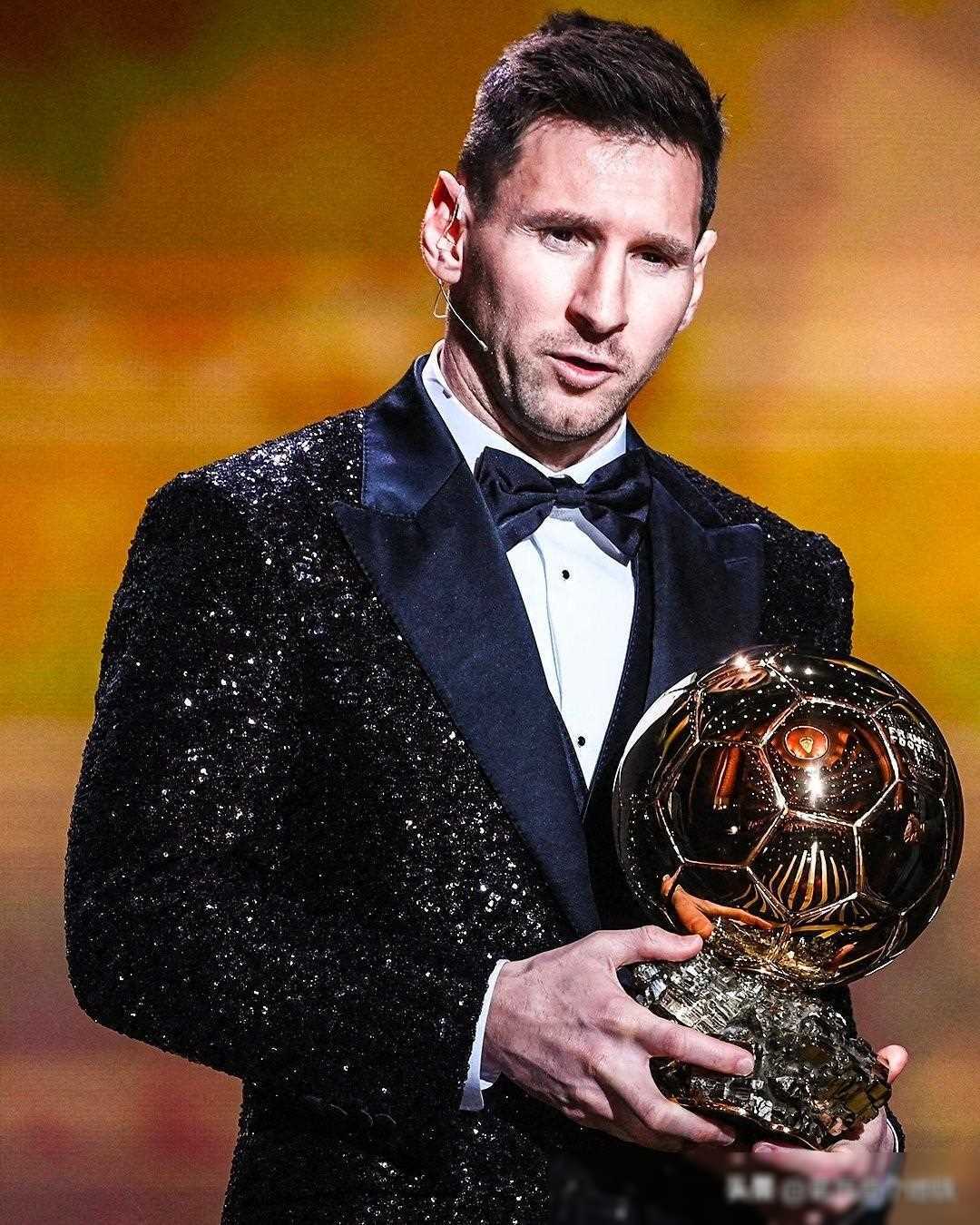 莱万：失去袖标很难过，但感受到了球迷的爱；不恨普罗别日（莱万：失去队长袖标令人难受，但我感受到了球迷的爱；对普罗别日无恨）