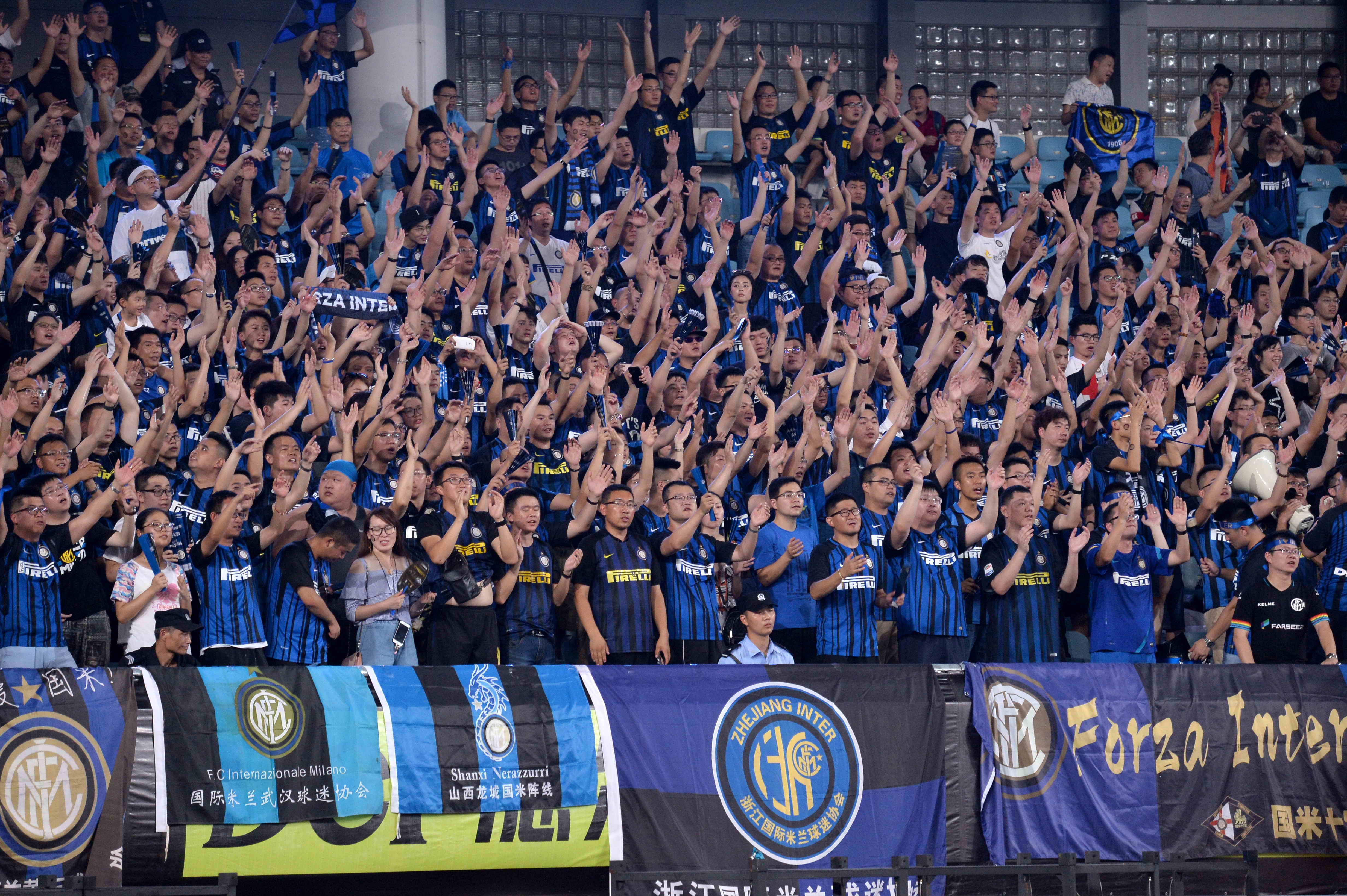 表达崇高敬意，重庆铜梁龙向李章洙赠送冲超纪念球衣（重庆铜梁龙致敬李章洙，赠送冲超纪念球衣）