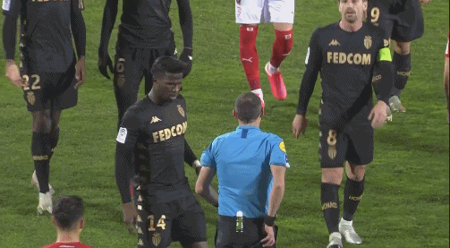 博主：国安今天前往河内，因当地训练条件不佳今晚直接去踩场（据博主称，国安今日赴河内，因训练条件欠佳今晚将直接踩场）